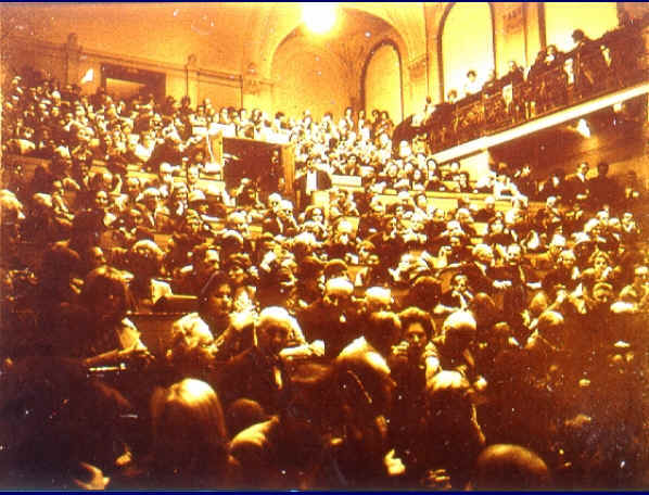 The lecture hall and balcony overcrowded by Viennese citizens interested in parapsychology